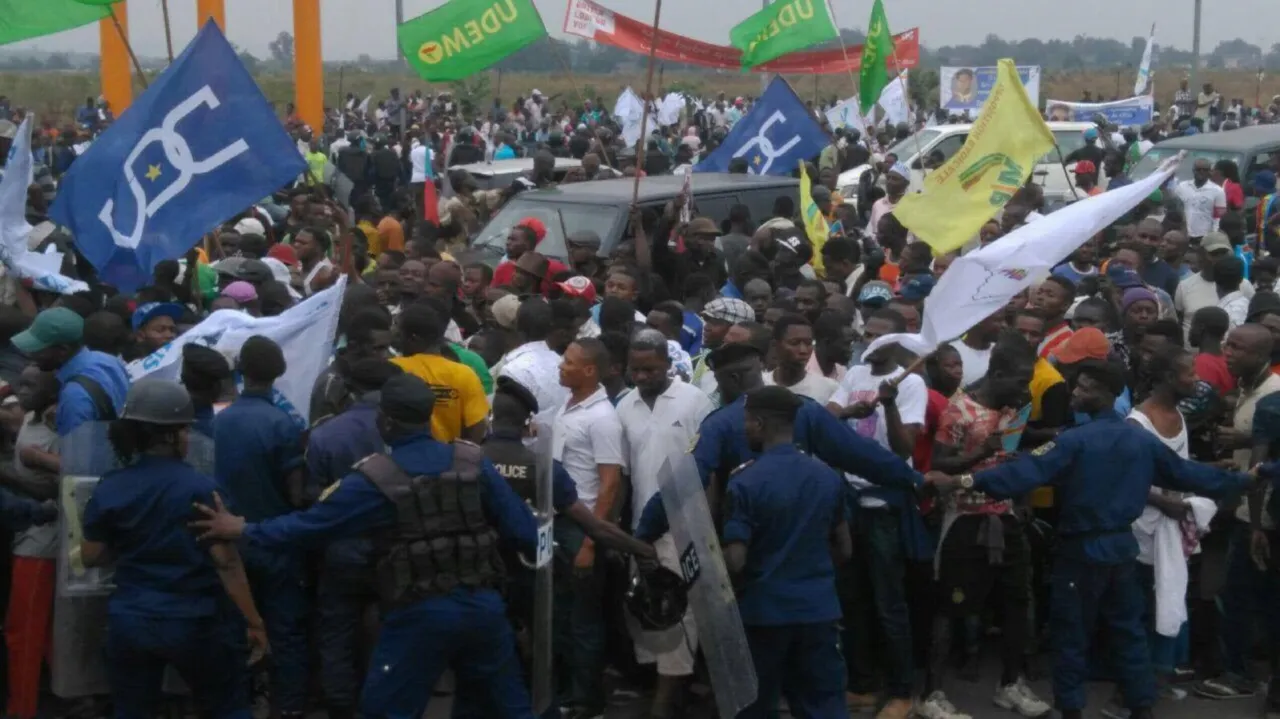 Partisans d’Étienne Tshisekedi rassemblés à l’aéroport de N’Djili pour son retour à Kinshasa