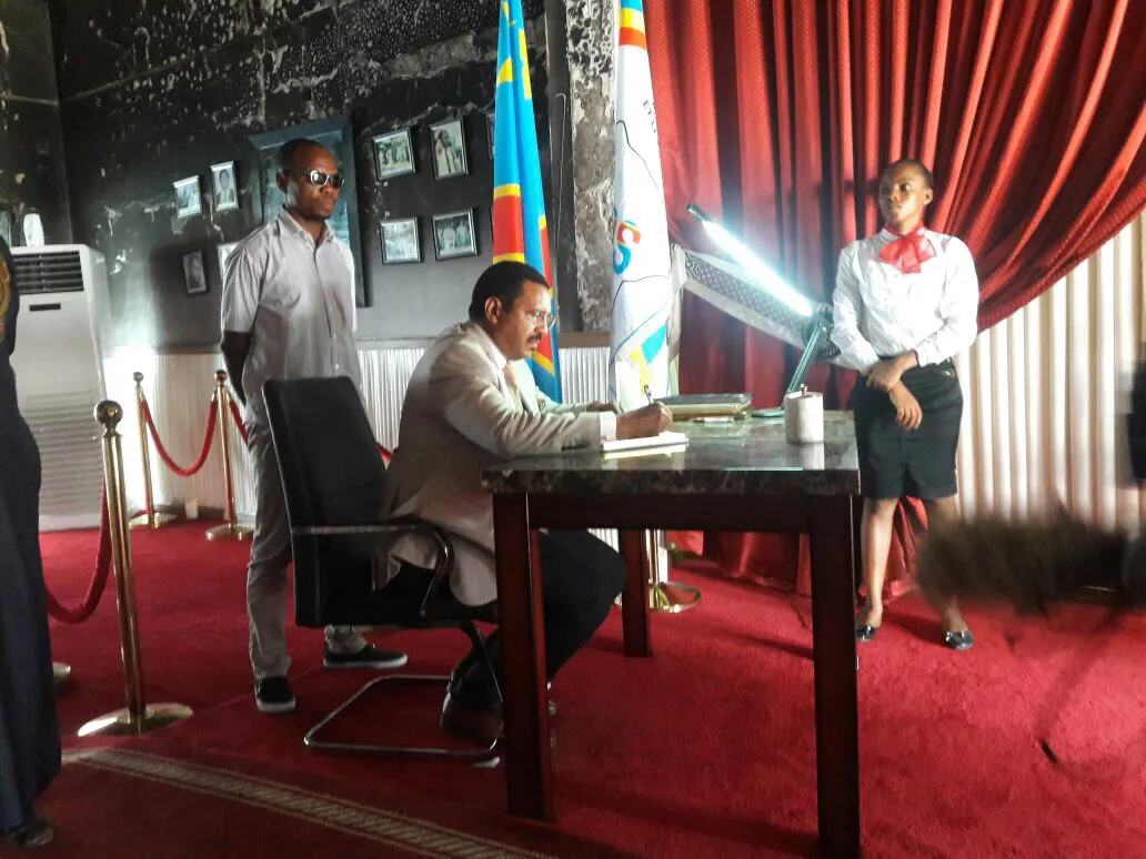 Signature du livre de condoléances à la suite du décès d’Étienne Tshisekedi