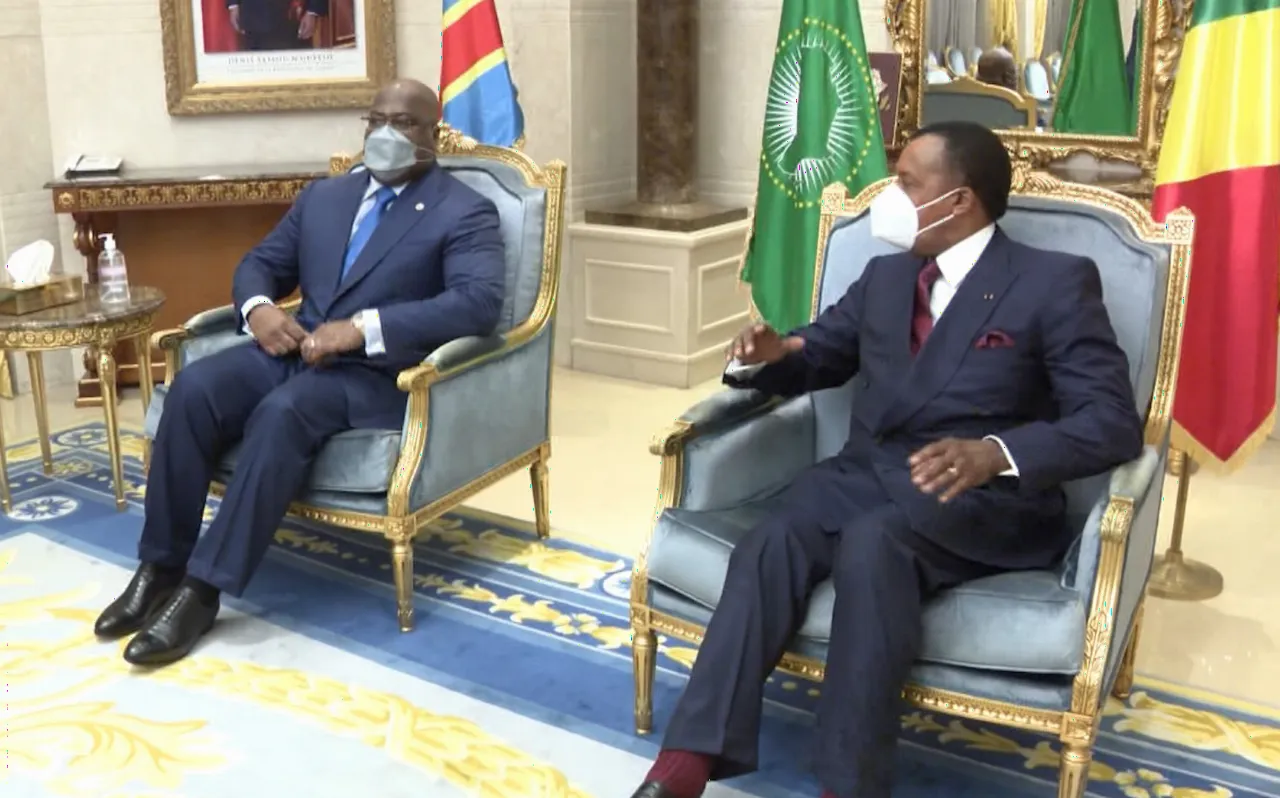 Félix Tshisekedi et Denis Sassou-Nguesso devant les drapeaux de la RDC et de l’Union africaine