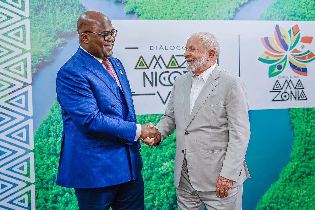 Félix Tshisekedi serrant la main du président brésilien Luiz Inácio Lula da Silva