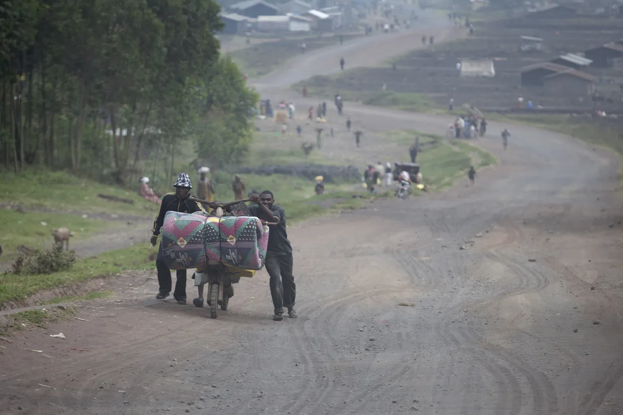 Déplacés marchant sur une route à l’entrée de Goma, dans le Nord-Kivu