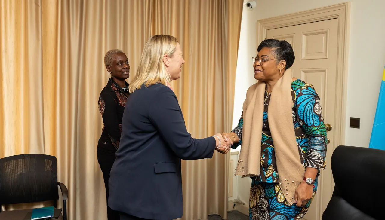 Judith Suminwa accueillant la commissaire européenne Jutta Urpilainen à Kinshasa
